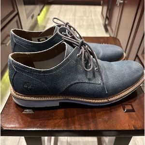 Men’s blue timberland shoes like new.